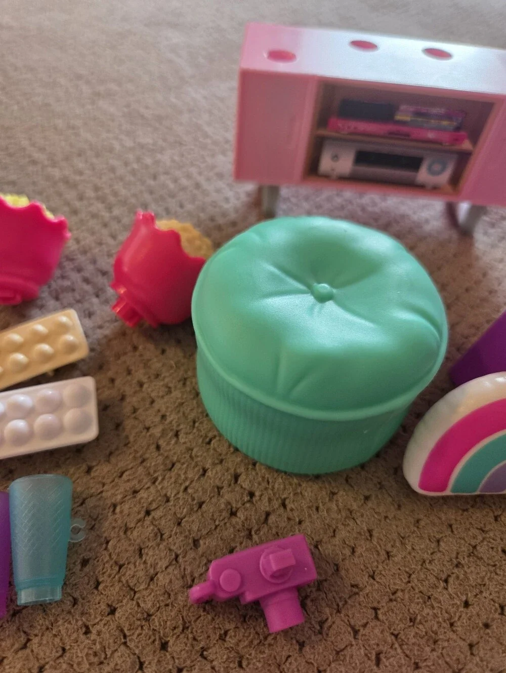 Barbie 29 piece lot of playset accessories for bathroom livingroom/dorm kitchen